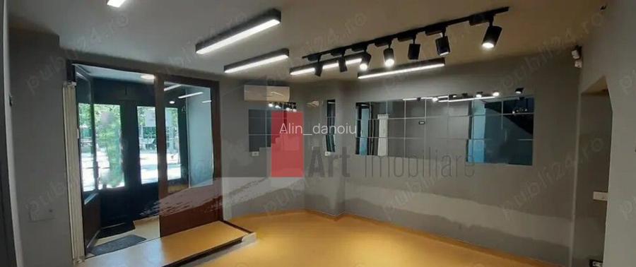 Spatiu comercial de inchiriat zona ultra centala (Bulevar... Spatiu comercial de inchiriat zona ultra centala (Bulevar...
