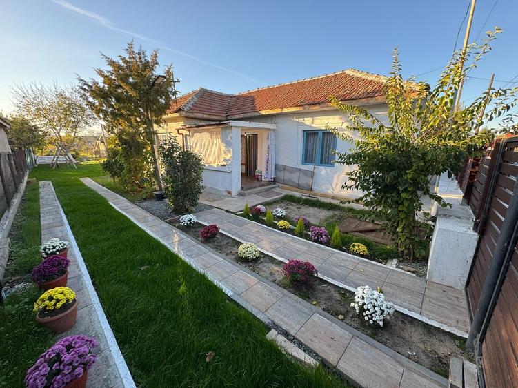 Casă de vânzare în Corbu – deschidere la strada principală! - 1