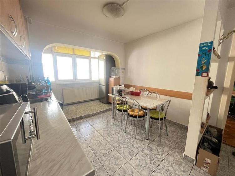 Apartament 3 camere decomandat si pivnita zona Vasile Aaron - 9