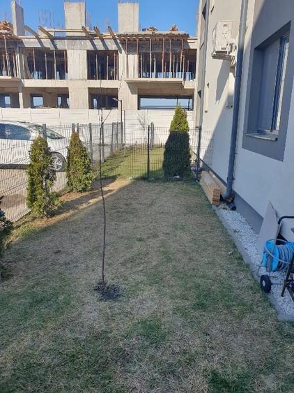 Vând apartament  cu curte - 1