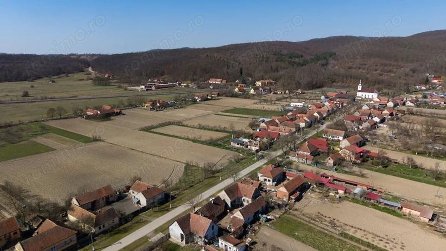 Teren de 2970 mp, în Odvoș