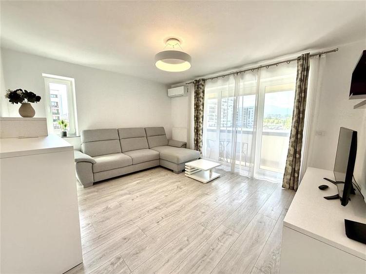 Apartament cu 3 camere decomandat în Tractorul