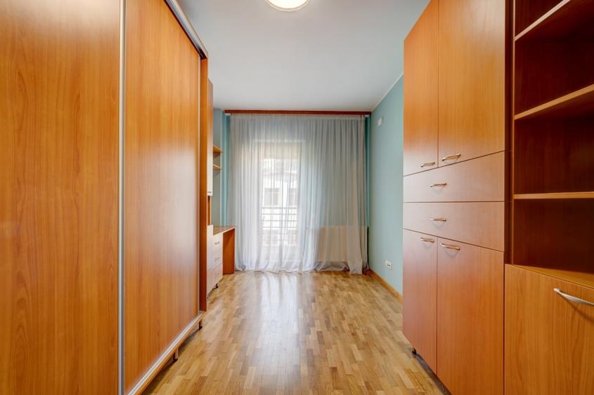 Apartament cu 3 camere decomandat, mobilat în Sisești