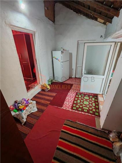 Casă individuală cu 2 camere cu Teren 1686 Mp în Maxenu