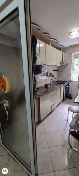 Apartament cu 3 camere semidecomandat, mobilat în Tomis Nord