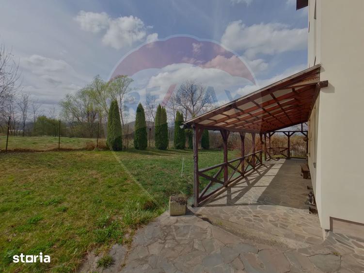 Casă cu 6 camere cu Teren 1505 Mp în Central