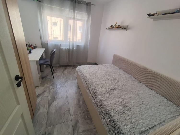 Apartament cu 4 camere decomandat în Central