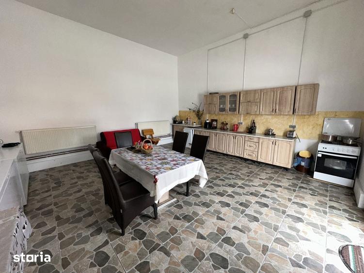 Spatiu comercial si locuin?a DE VANZARE, str. C.F.R - 8
