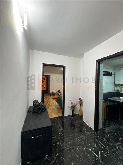 Apartament 3 camere cf 1 semidecomandat zona Micro 5 - 8
