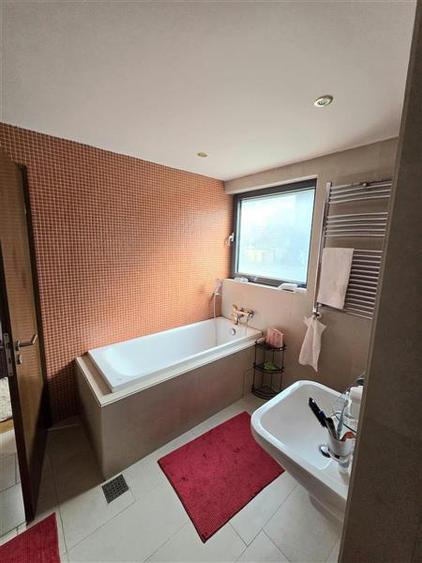 Apartament cu 3 camere semidecomandat, mobilat în Faleza Nord