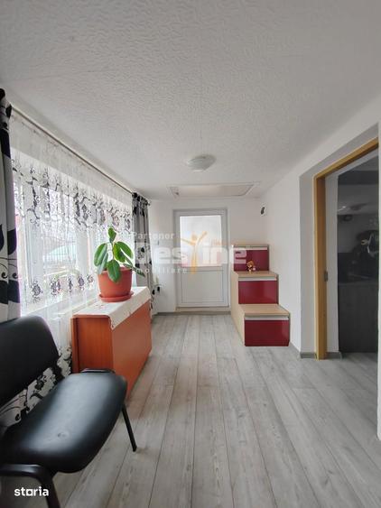 Imobil cu 2 constructii, anexe si 670 mp teren, utilitati racordate, B - 19