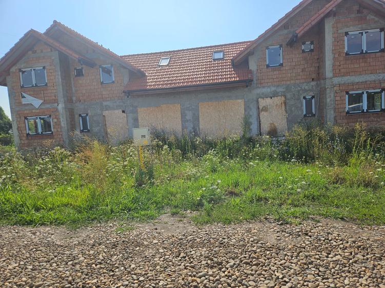Casa duplex de vanzare,parter cu etaj,3 camere,2bai,garaj,constructie in rosu. - 1