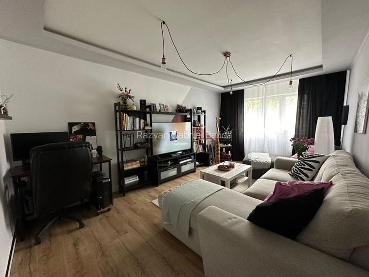 Apartament cu 3 camere decomandat, mobilat în Aradului