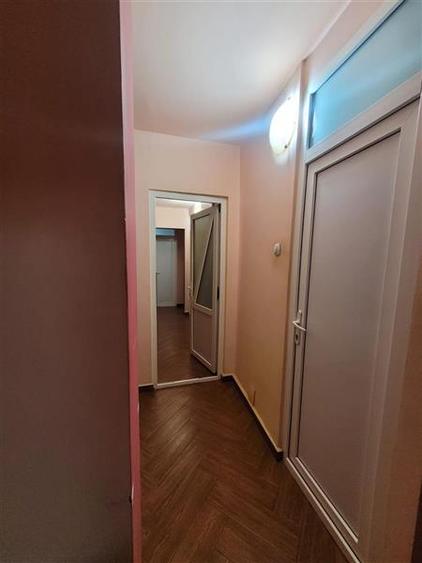 Apartament 3 camere Decomandat, Etaj 1, Zona Poarta 6 - 18