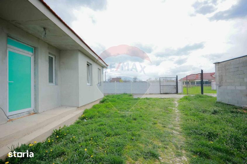 Casă cu 3 camere cu Teren 455 Mp în Sânmartin