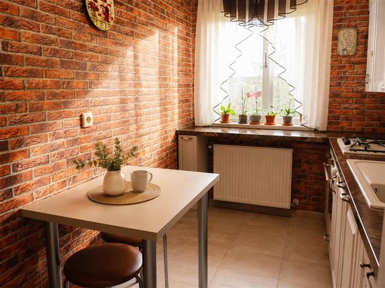 Apartament cu 2 camere decomandat, mobilat în Central