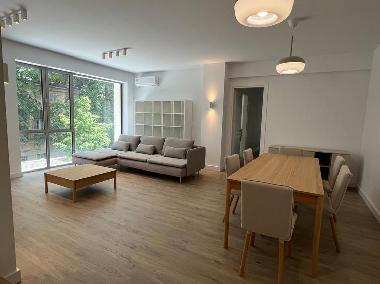 Apartament cu 4 camere semidecomandat în Armeneasca