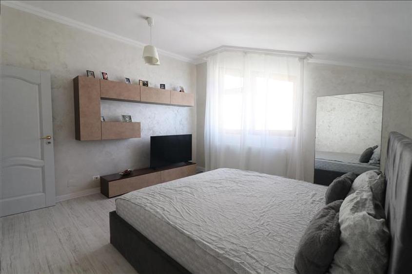 Apartament cu 3 camere decomandat, mobilat în Nicolina