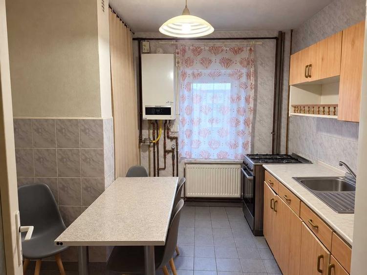 Apartament cu 4 camere decomandat în Central
