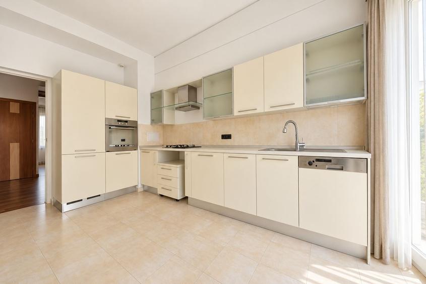 Apartament cu 5 camere decomandat în Primăverii