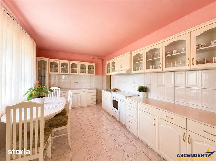 Casă cu 6 camere cu Teren 996 Mp în Răstolița