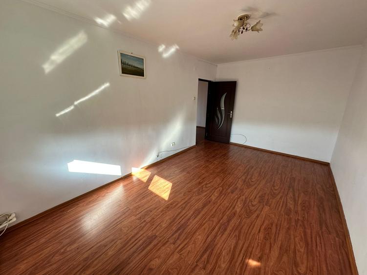 Apartament cu 3 camere decomandat în Piața Nouă