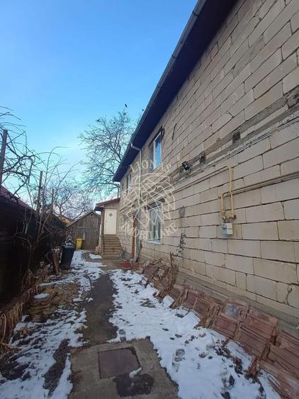 Casă individuală cu 8 camere cu Canalizare în Decebal