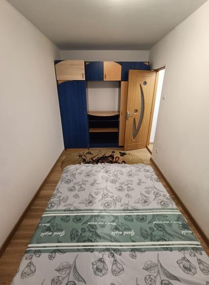 Apartament cu 3 camere semidecomandat în Florești