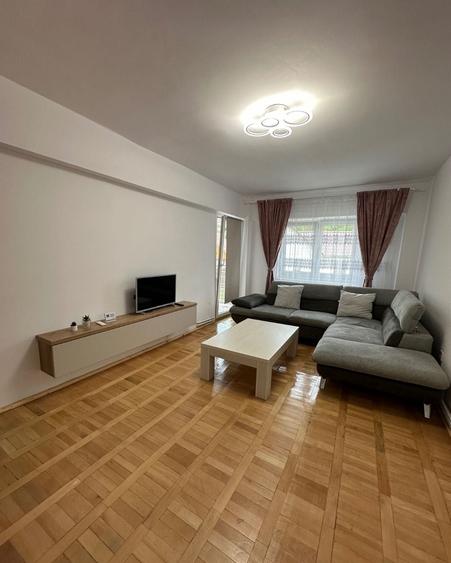 Apartament cu 3 camere decomandat în Exterior Vest