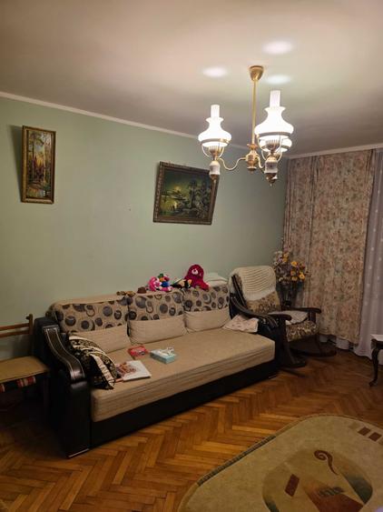 Apartament cu 3 camere semidecomandat în Exterior Vest