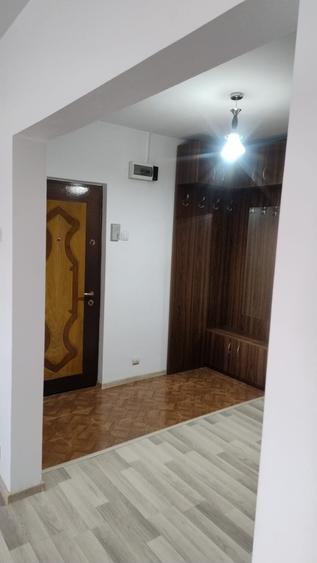 Apartament cu 3 camere semidecomandat în Satu Nou
