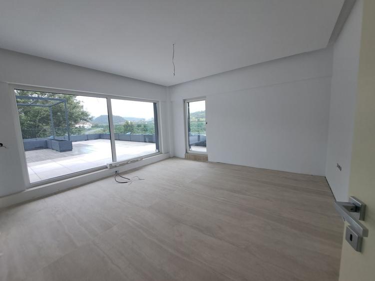 Casă individuală cu 5 camere cu Piscina în Exterior Est