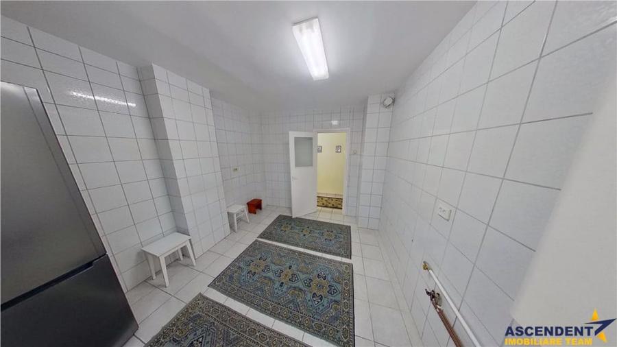 Apartament cu 3 camere decomandat în Calea București