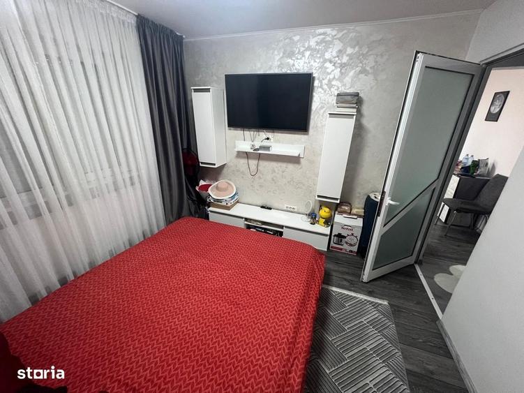 Apartament cu 3 camere semidecomandat în Micro 40