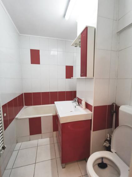 Apartament cu 3 camere decomandat în Lacul Tei