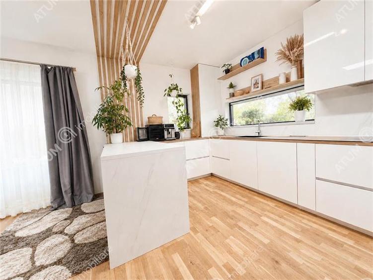 Duplex cu 5 camere cu Canalizare în Cristian