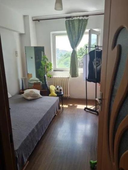 Apartament cu 4 camere semidecomandat în Berceni