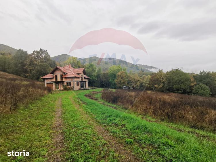 Casă cu 5 camere cu Teren 6400 Mp în Copalnic