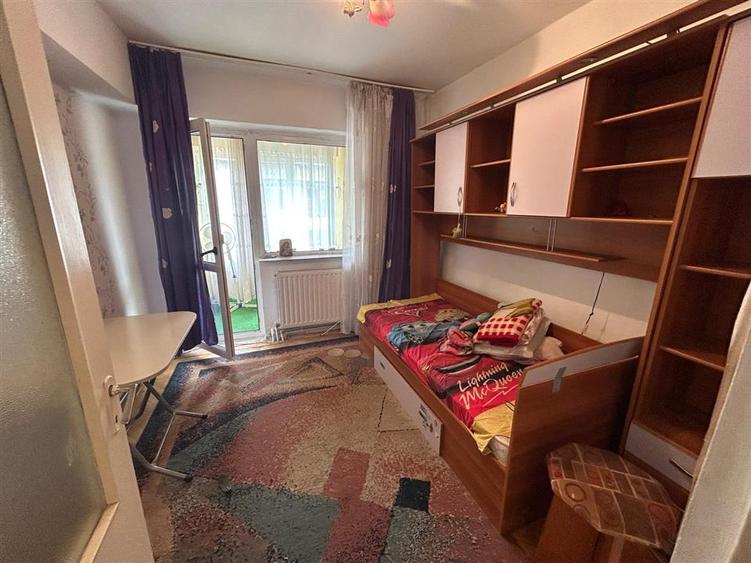 Apartament cu 4 camere decomandat în Central