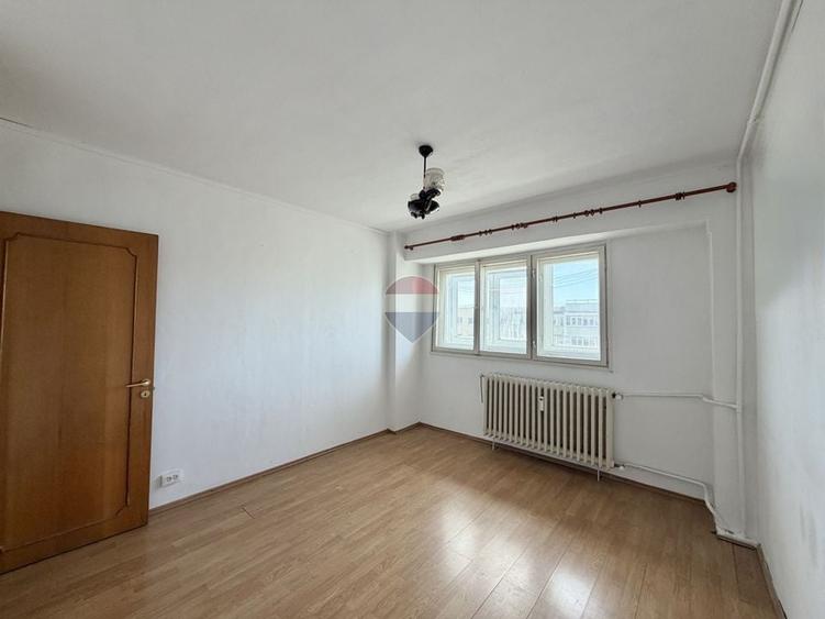 Apartament cu 3 camere semidecomandat în Iancului