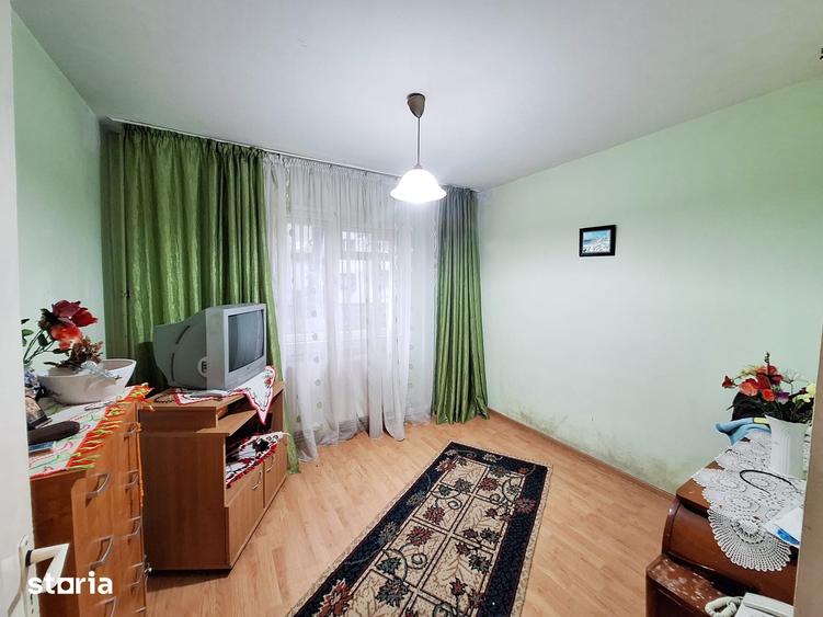 Apartament cu 3 camere semidecomandat în Mioriței