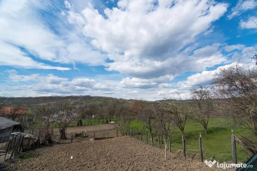 Casă cu 3 camere cu Teren 1000 Mp în Văcarea