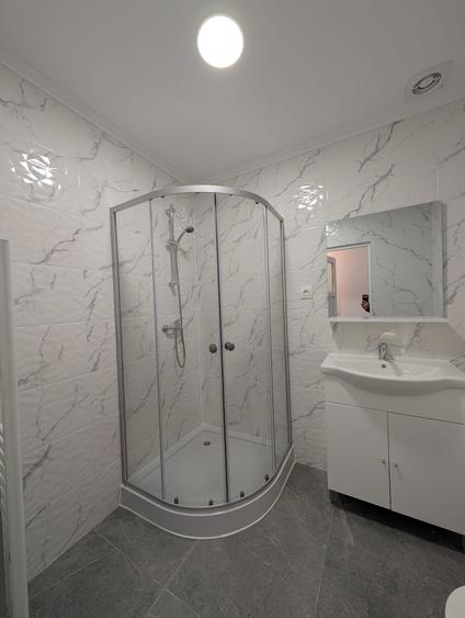 Apartament cu 4 camere semidecomandat în Florești