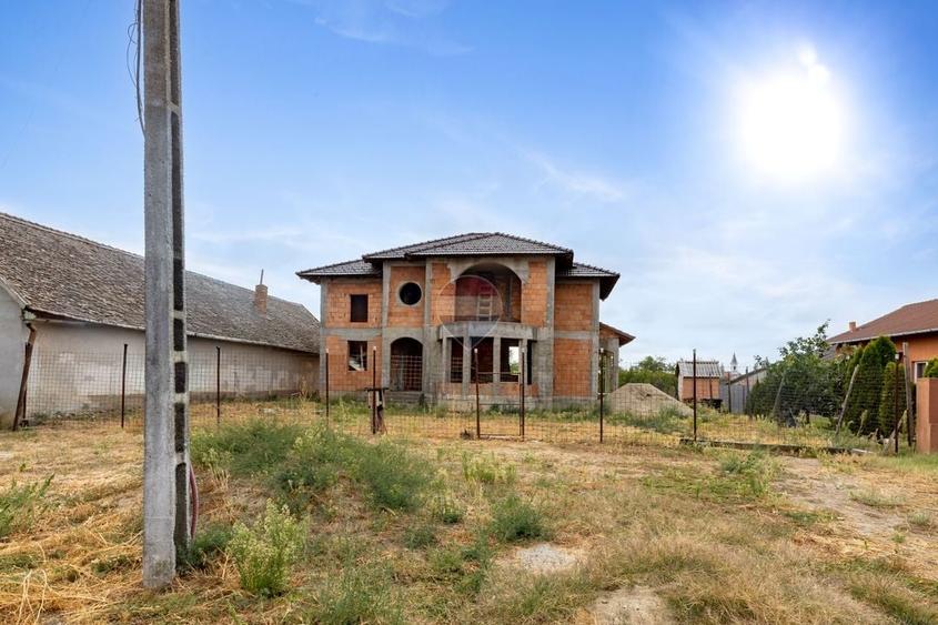 Casă individuală cu 5 camere cu Teren 1468 Mp în Semlac