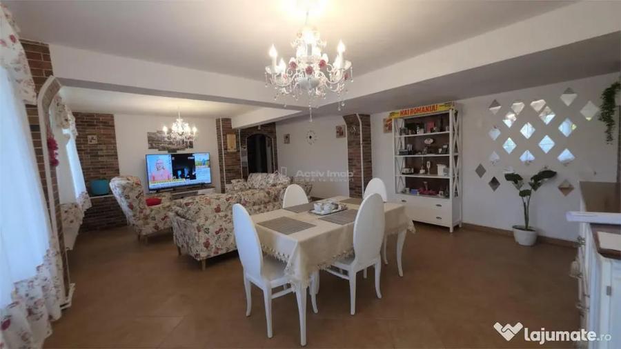 Casă cu 8 camere cu Teren 342 Mp în Central