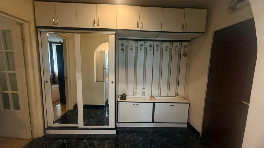 Apartament cu 3 camere semidecomandat în Ozana
