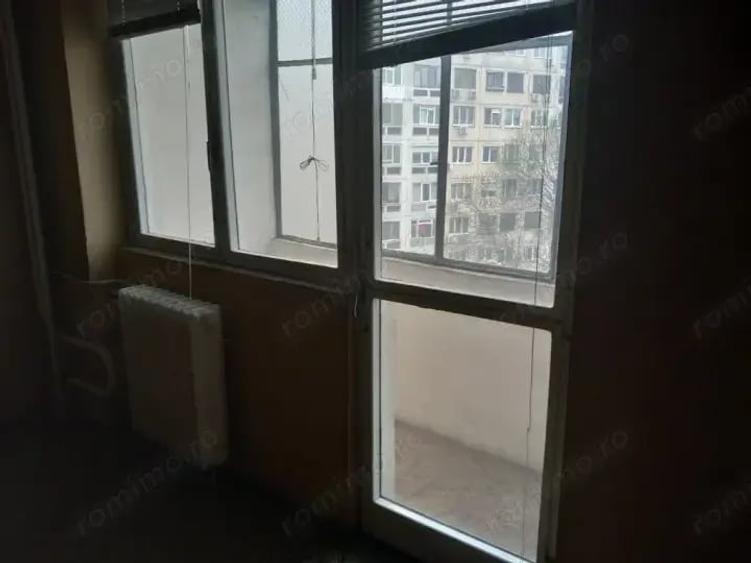 Apartament cu 3 camere semidecomandat în Tineretului