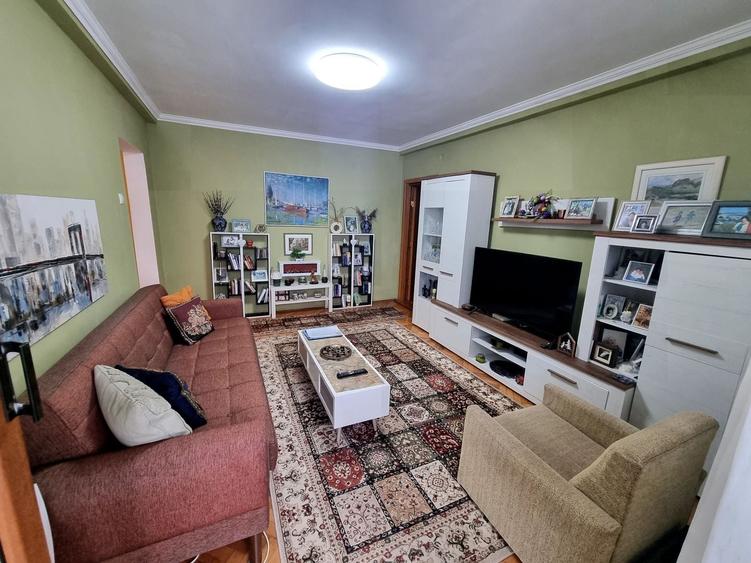 Apartament cu 3 camere semidecomandat, mobilat în Ultracentral