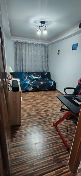 Apartament cu 3 camere decomandat în Cet