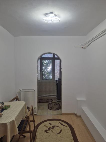 Apartament cu 3 camere decomandat în Florești